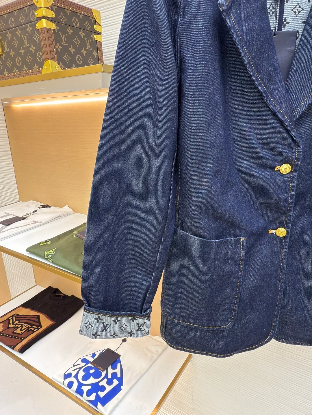 LOUIS VUITTON Dark blue logo cuffed denim jacket [Women's clothing] ●Authentic product: Purchased and developed by 18528 ●Item number: 1680635-B60 ●Fabric: Denim denim ●Technology: Made on positioning cutting machine ●Version: Fitted version ●Weight: about 860 grams ●Size: 36-38-40 ●Description: This mini shorts is cut with seasonal deep-washed denim to create a neat straight fit. Contrasting topstitching outlines the classic structural lines, and the cuffed trousers reveal the Monogram printed lining, upgrading your daily look. The overall wiring is straight and delicate, the fabric is comfortable and soft, and the color is consistent without color difference. It can be matched with the same style to create a fashionable look and control various occasions. Customized accessories, complete with three standards, same style for men and women!